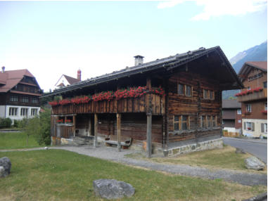 Nikloaus' Geburtshaus in Fleli. Das Haus wurde mehrfach vergrert und umgebaut, schlielich 1925 mit alten Materialien restauriert; im Keller finden sich Reste des damaligen Hauses 