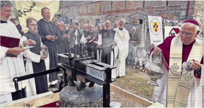 Erstmals erklingt in Treppeln die neue Kirchenklocke, die aus einer aufgel�sten katholischen Pfarrkirche in Schwarze Pumpe stammt. Die Glocke aus dem Jahr 1954 ist ein Geschenk der Pfarrei an die M�nche. Sie wurde vom Bischof Ipolt gesegnet