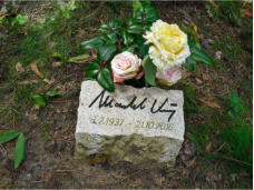 Manfred Krugs Grabstein  Manfred Krugs Grabstein mit einem Autogramm auf dem Südwestkirchhof Stahnsdorf